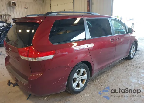 2012 Toyota Sienna Le V6 8 Passenger z USA, uszkodzony, nr VIN 5TDKK3DC5CS198097